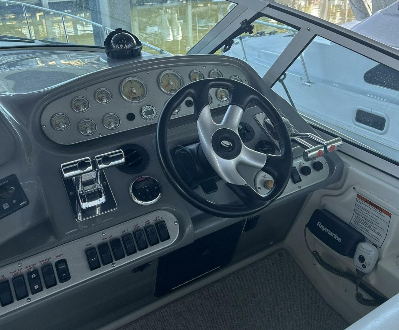 2006 Cruisers Yachts 370 Express