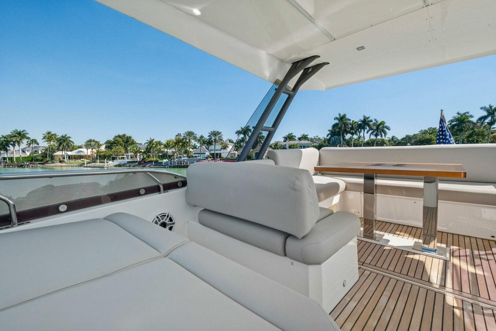 2022 Prestige 520 Flybridge