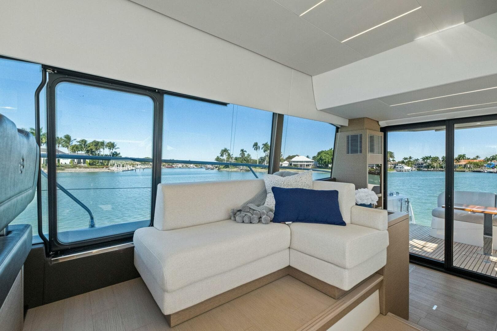 2022 Prestige 520 Flybridge