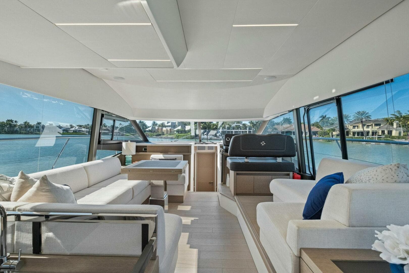 2022 Prestige 520 Flybridge