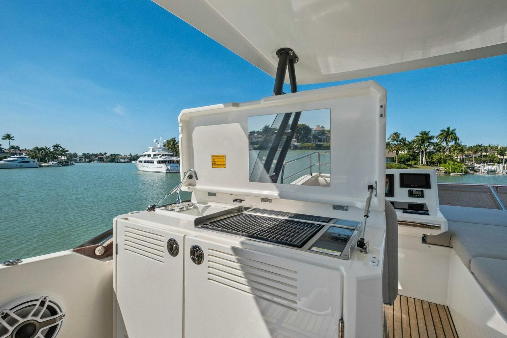 2022 Prestige 520 Flybridge