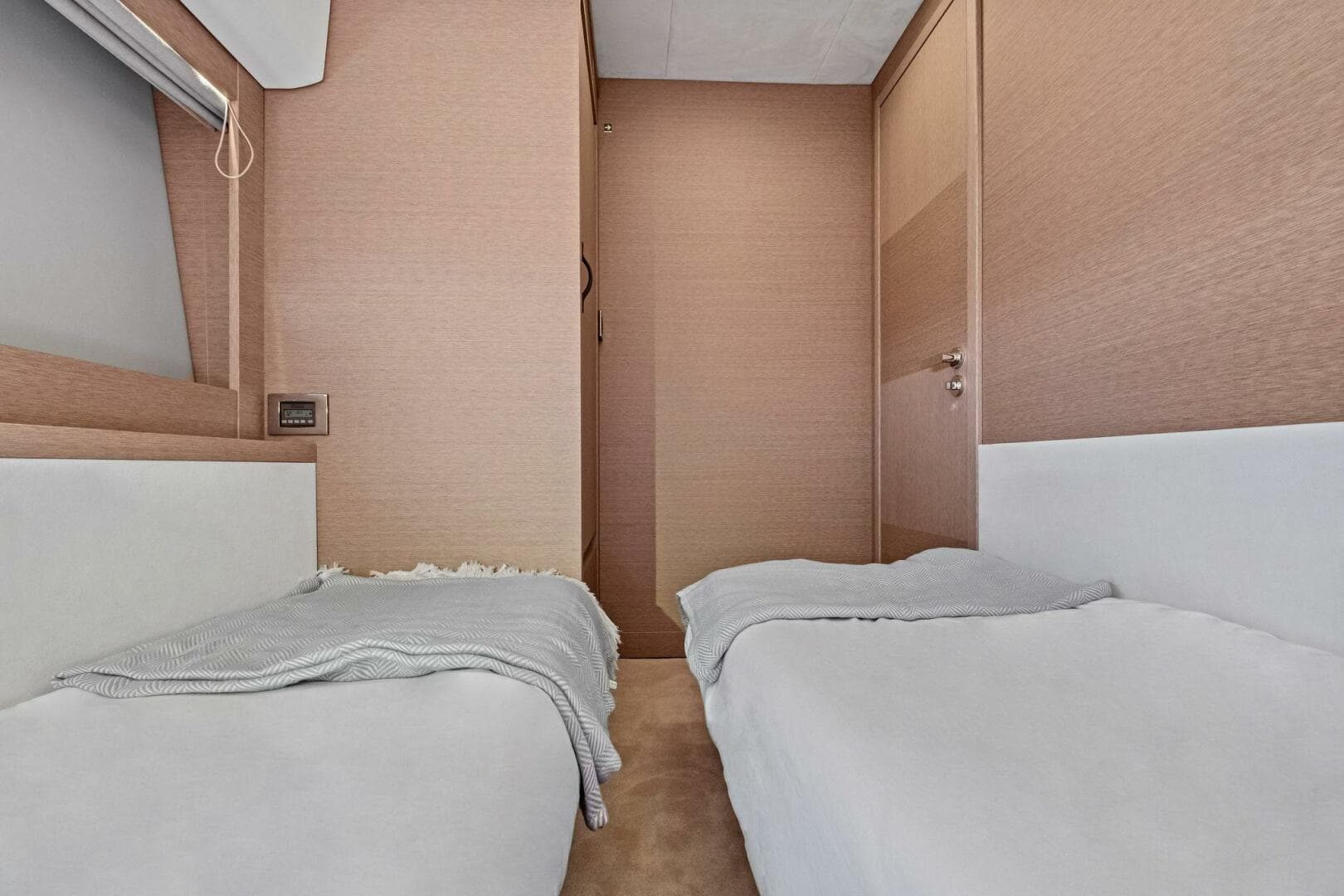 2022 Prestige 520 Flybridge