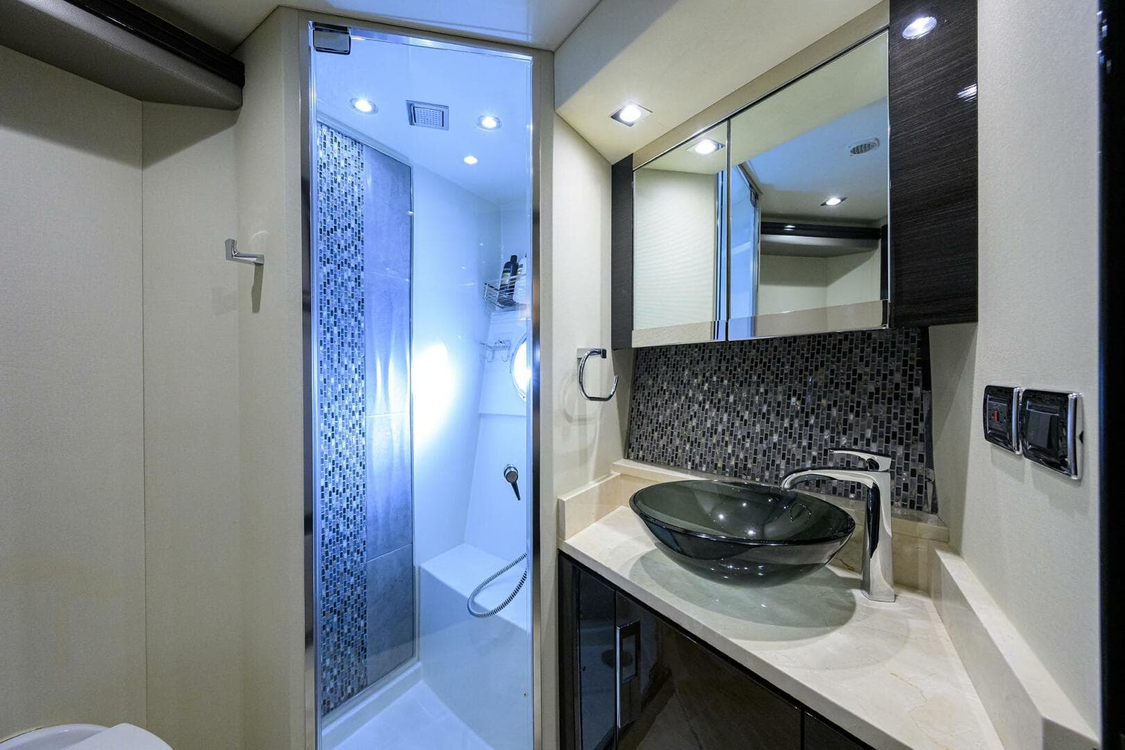 Marquis 66 ANDIAMO - Forward Guest Head