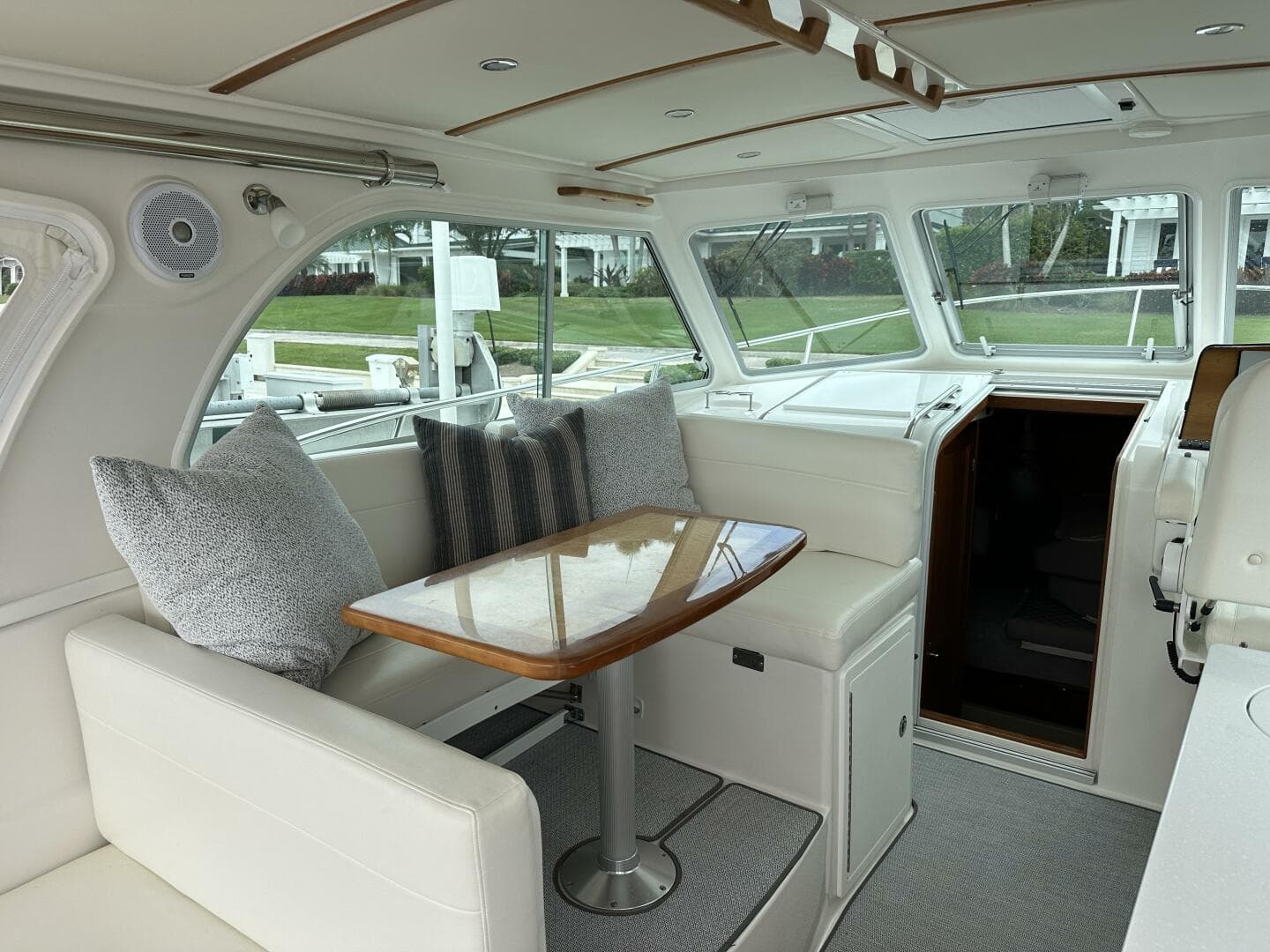 Back Cove 34 SHE'S A LADY - Cockpit