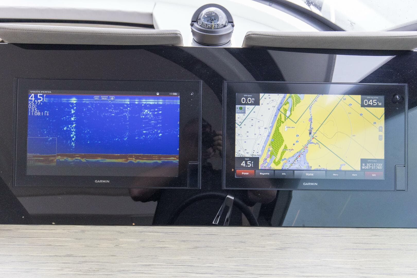 2019 Tiara Yachts C49 Coupe Helm Controls And Electronics (3)
