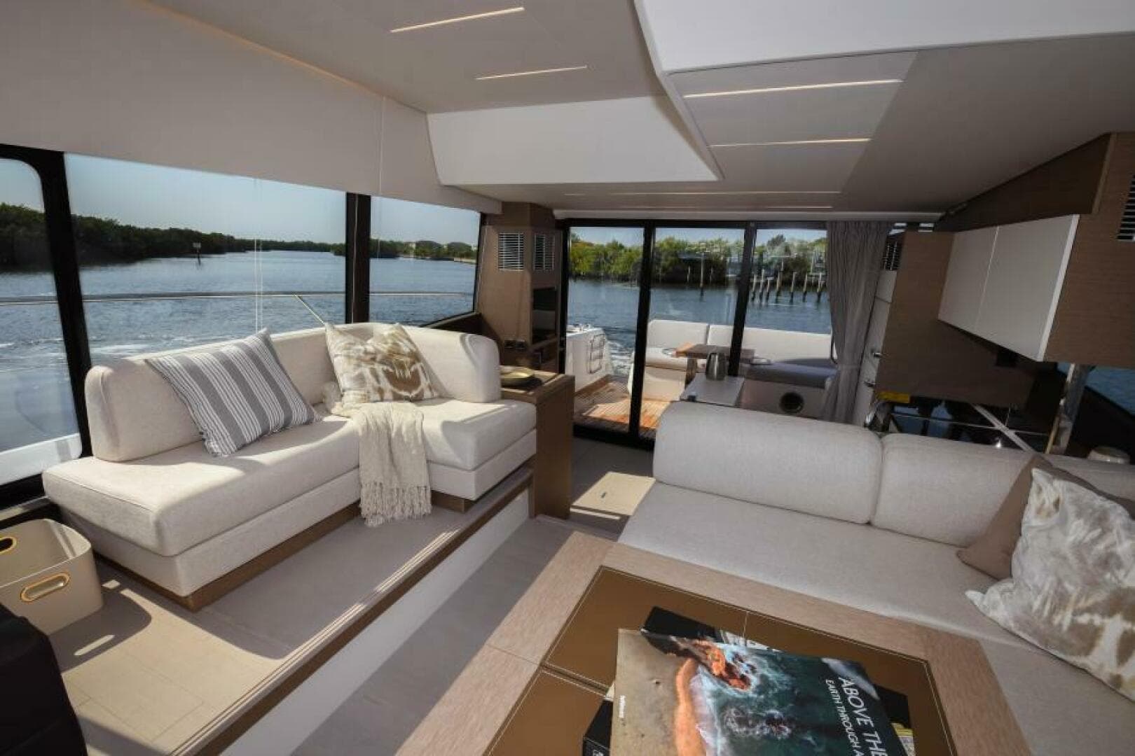 2023 52 Prestige Flybridge - Salon Overview