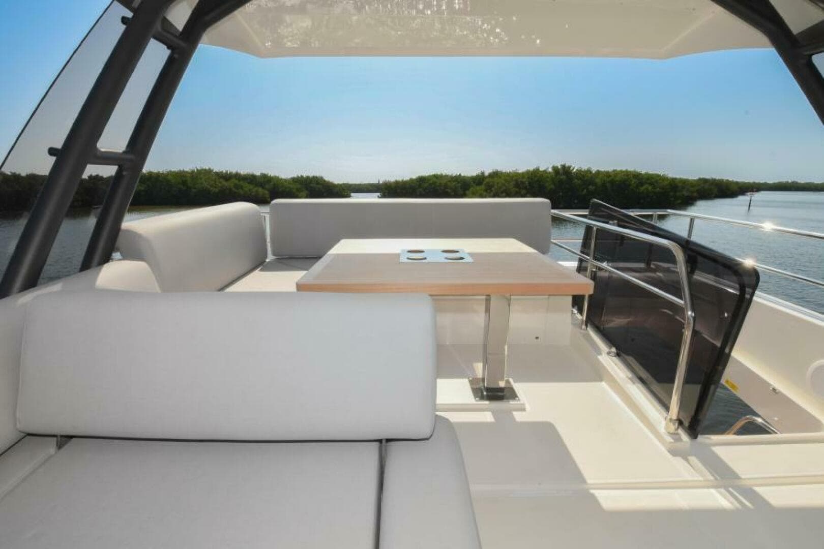 2023 52 Prestige Flybridge - Flybridge