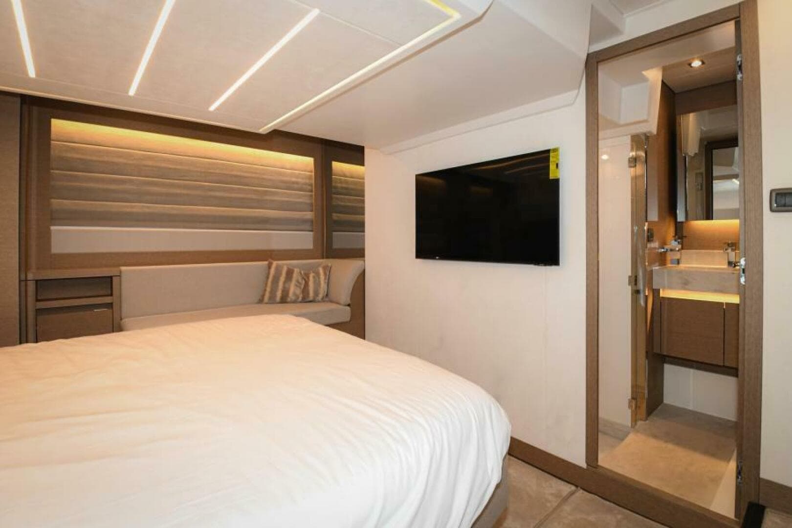 2023 52 Prestige Flybridge - Master Stateroom