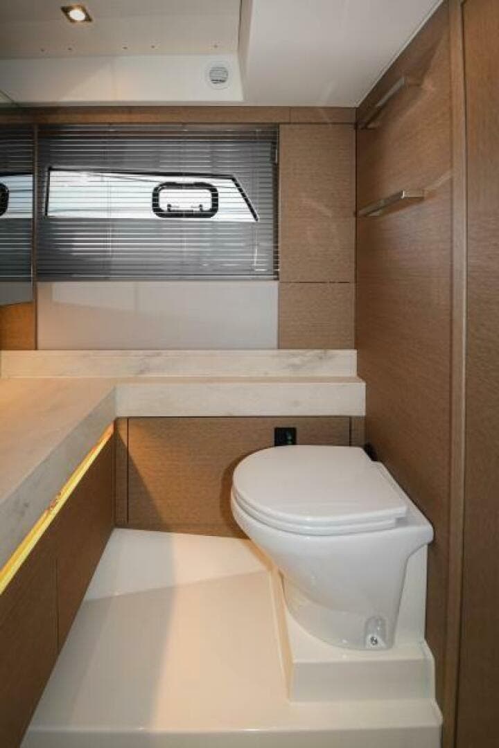 2023 52 Prestige Flybridge - Master Head