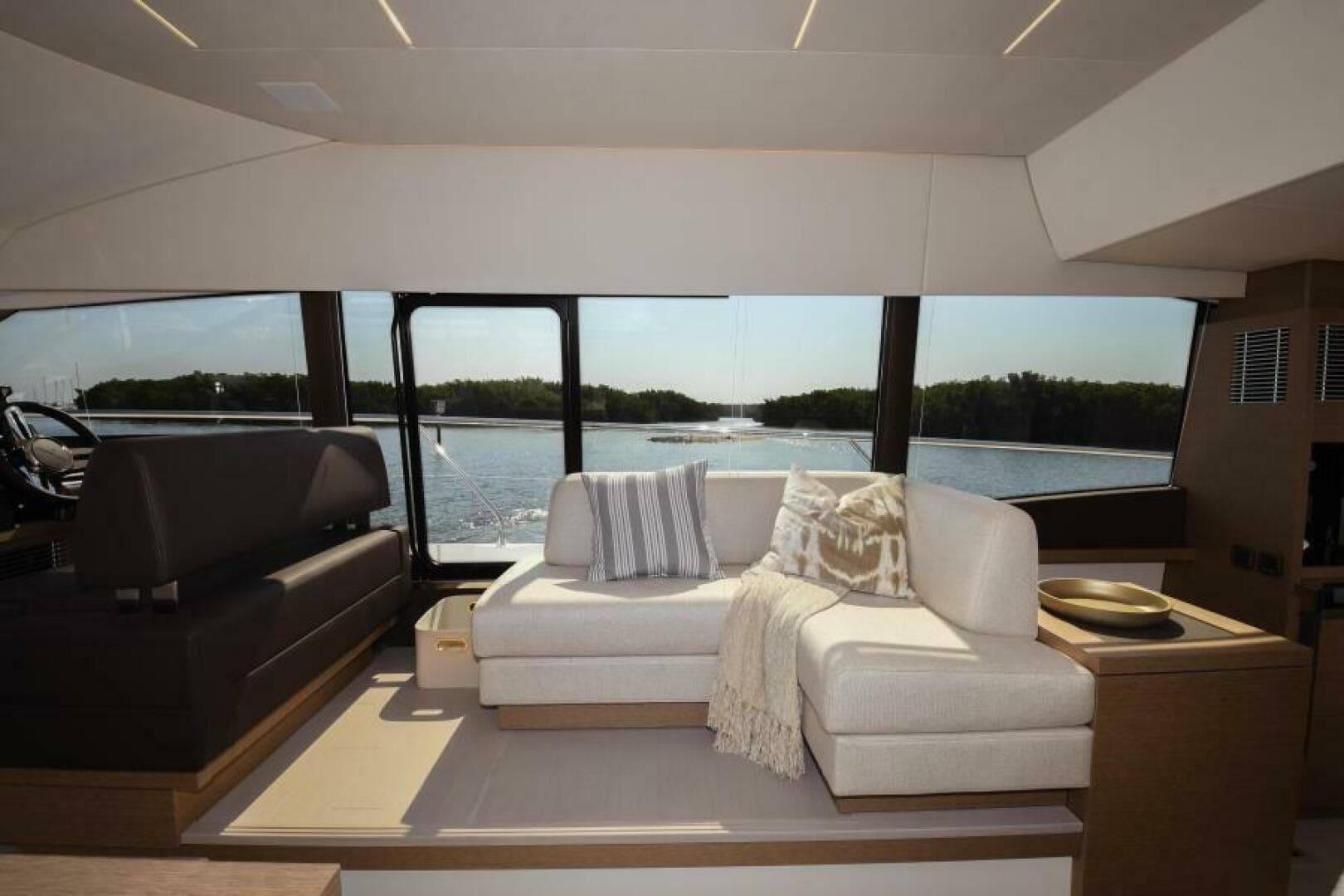 2023 52 Prestige Flybridge - Salon