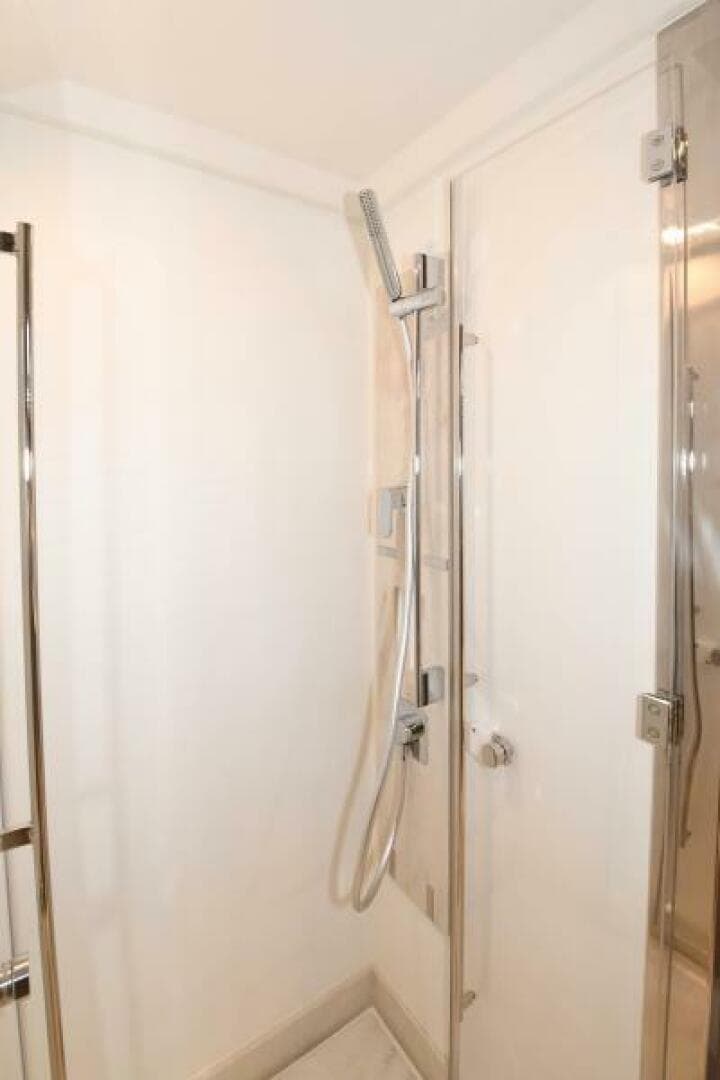 2023 52 Prestige Flybridge - Master Head