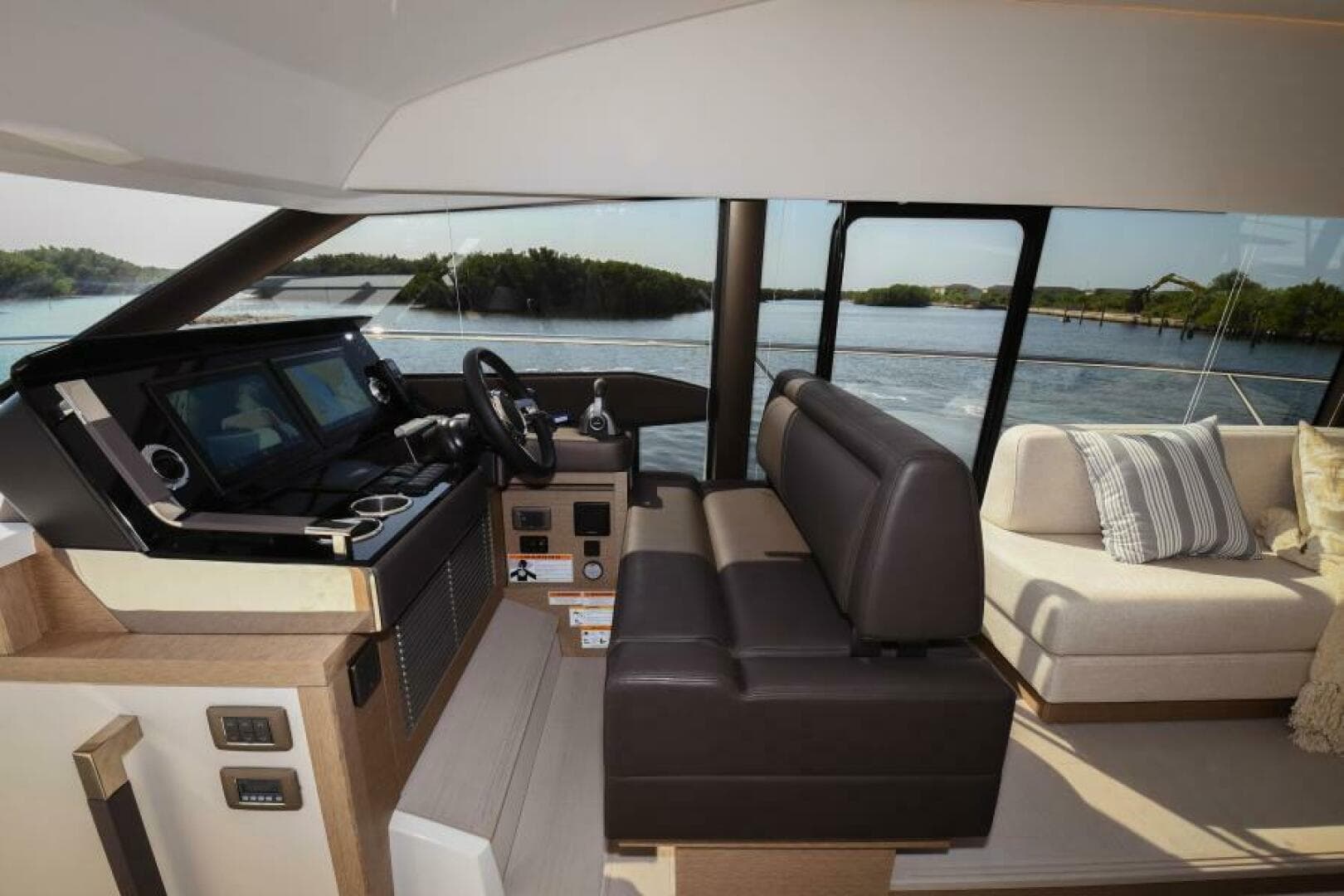 2023 52 Prestige Flybridge - Helm