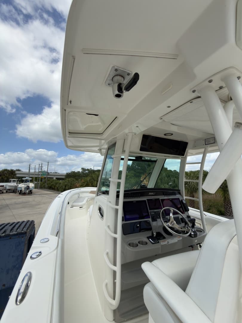 2016 Boston Whaler 350 Outrage