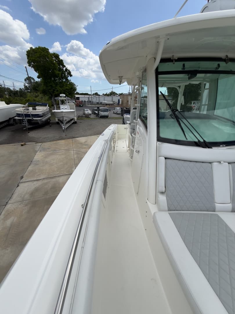 2016 Boston Whaler 350 Outrage