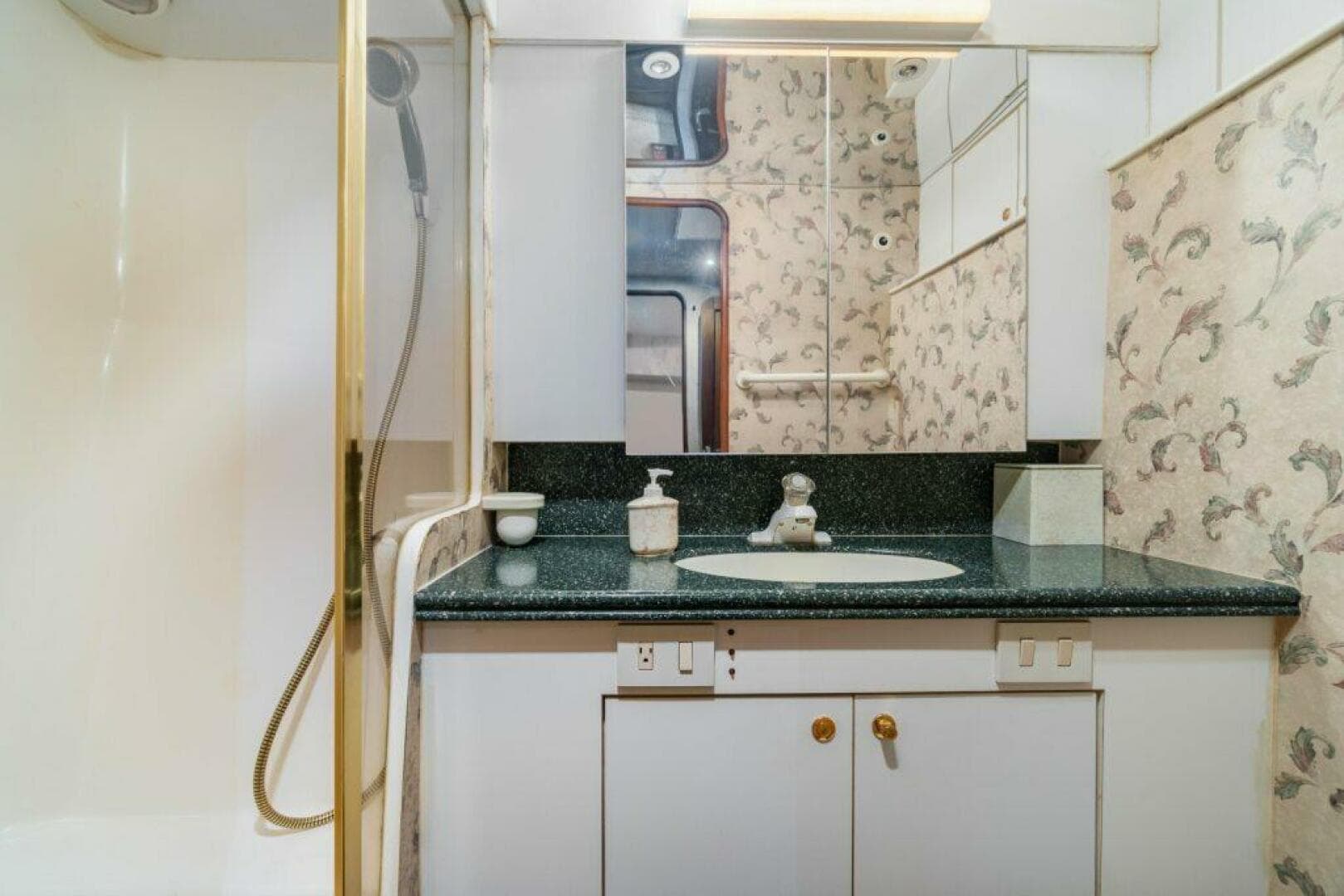 Ocean Yachts 56 TUNAR - Guest Stateroom Ensuite Head