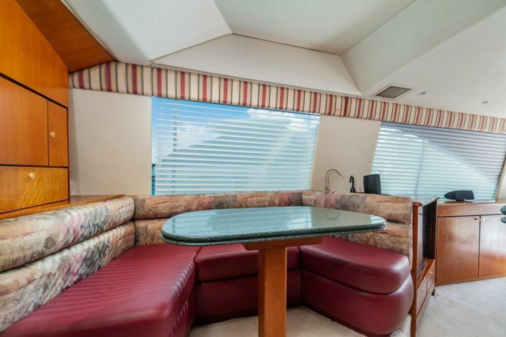 Ocean Yachts 56 TUNAR - Dinette