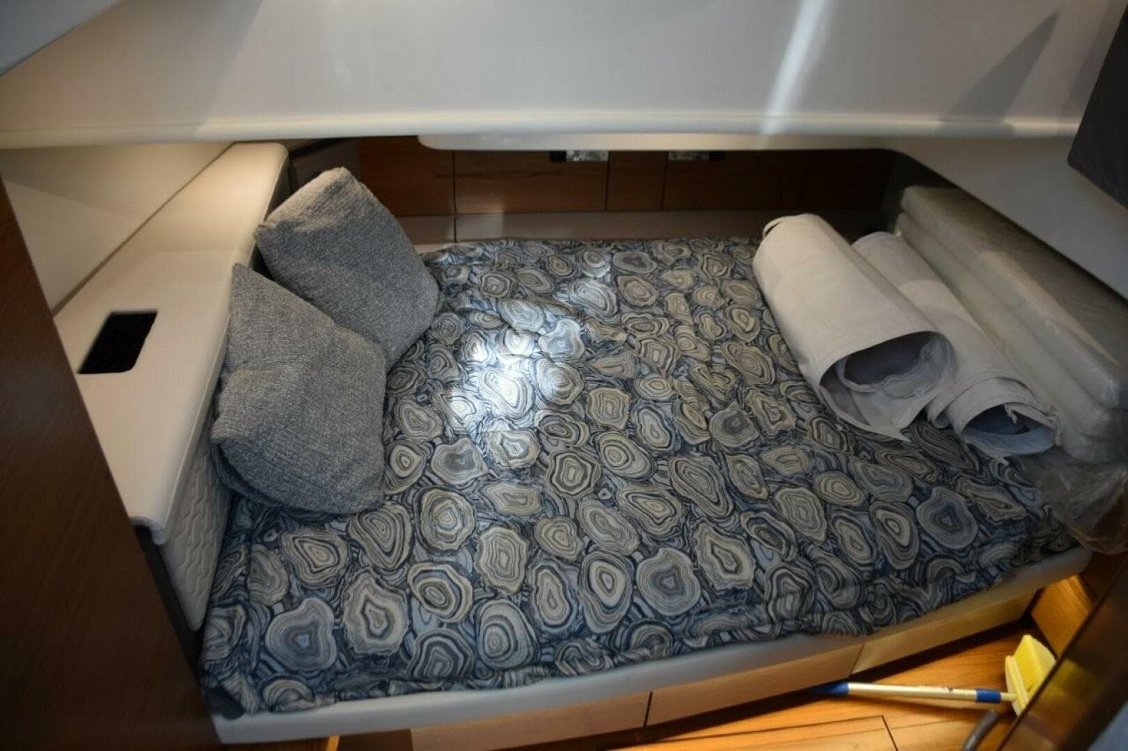 2024 Tiara Yachts 38 LS Cabin Double Berth