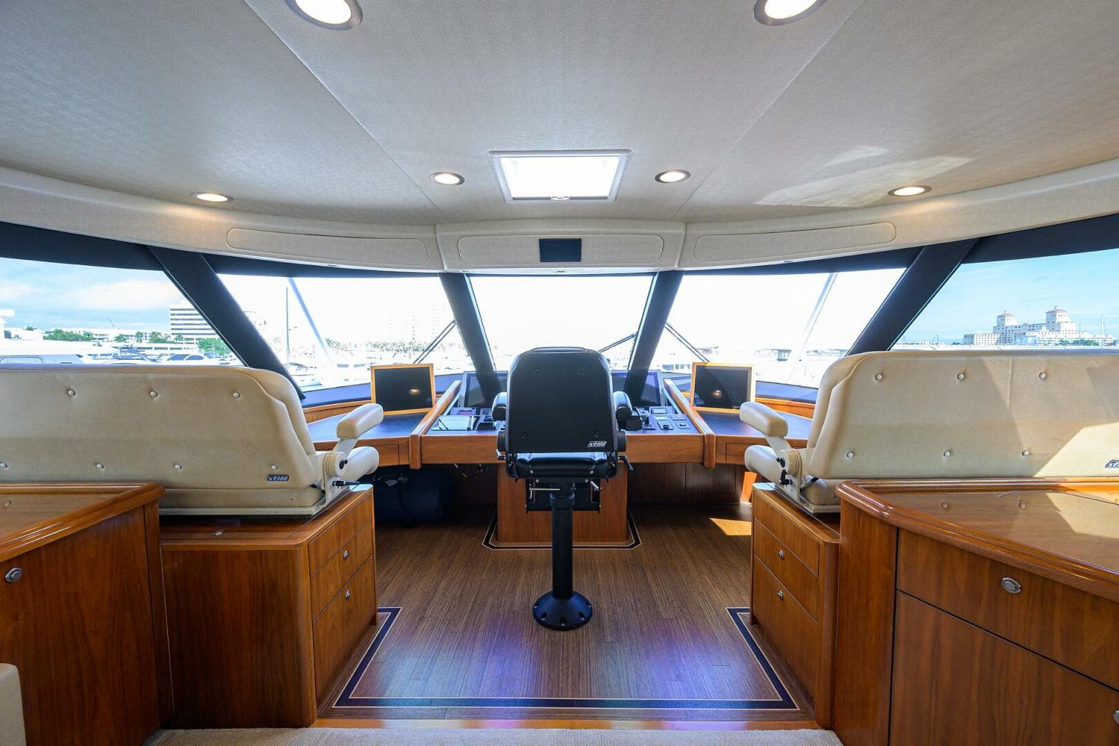 Viking  92 SPECULATOR - Skybridge Helm Lounge