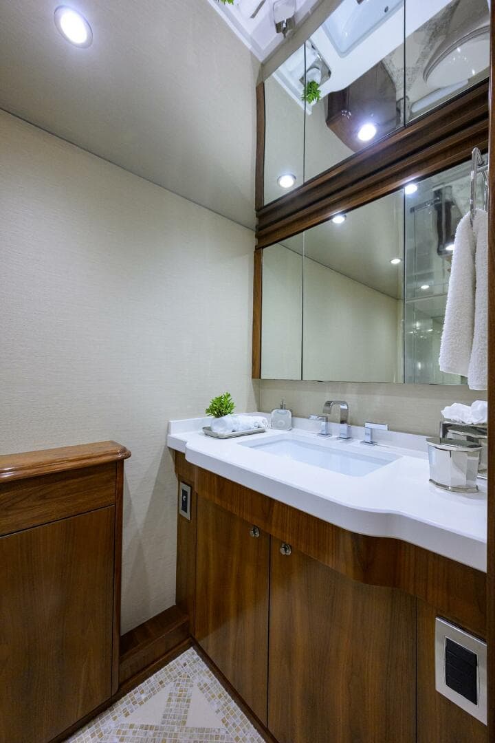 Viking  92 SPECULATOR - Master Stateroom Ensuite Head