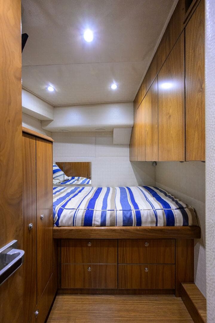 Viking  92 SPECULATOR - Crew Quarters