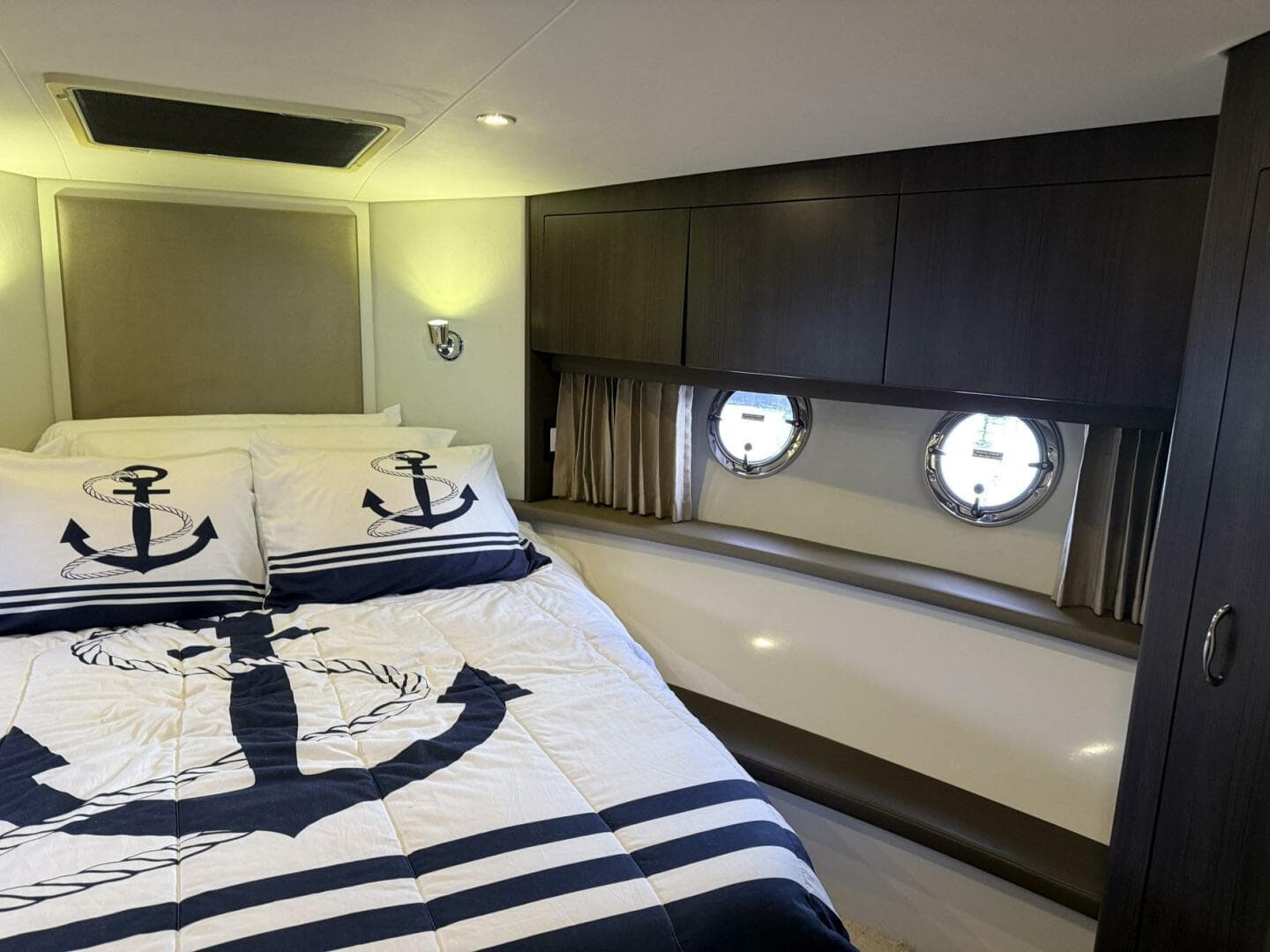 2013 Carver C-34 Command Bridge