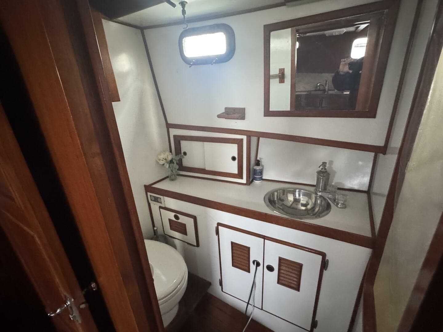44' Marine Trader Guest Head