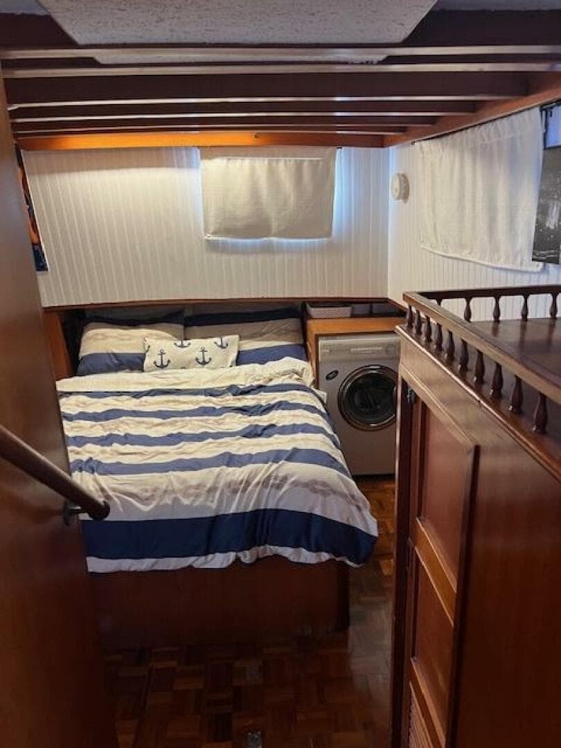 44' Marine Trader Master Stateroom