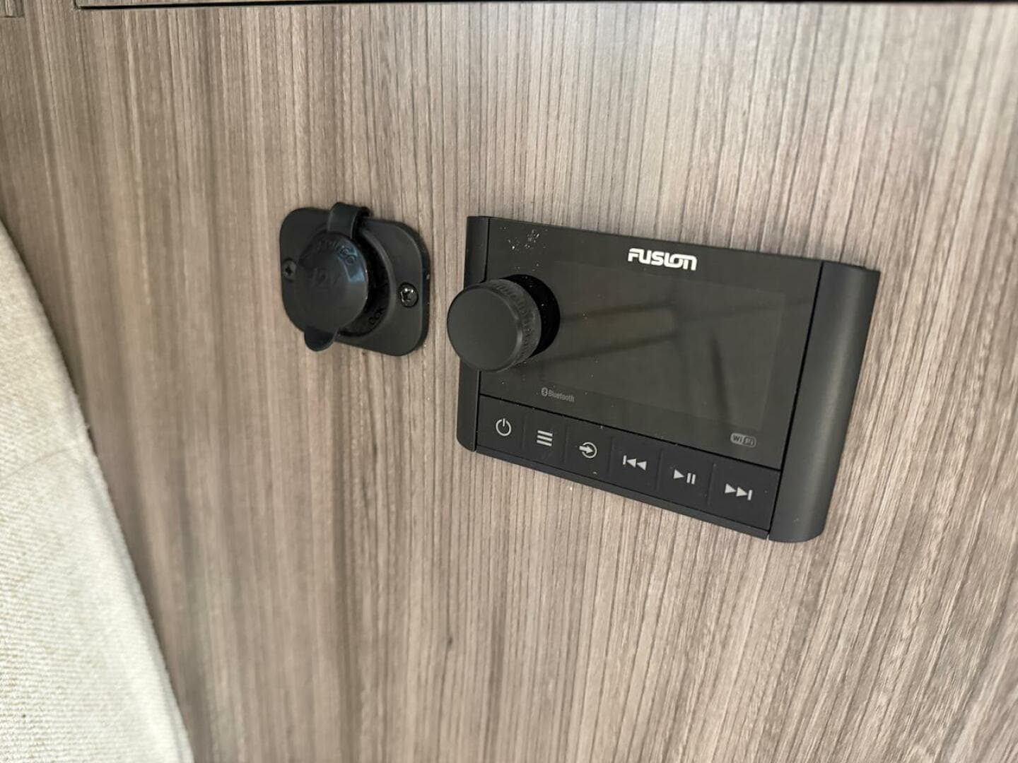 2023 Sea Ray 320 Outboard