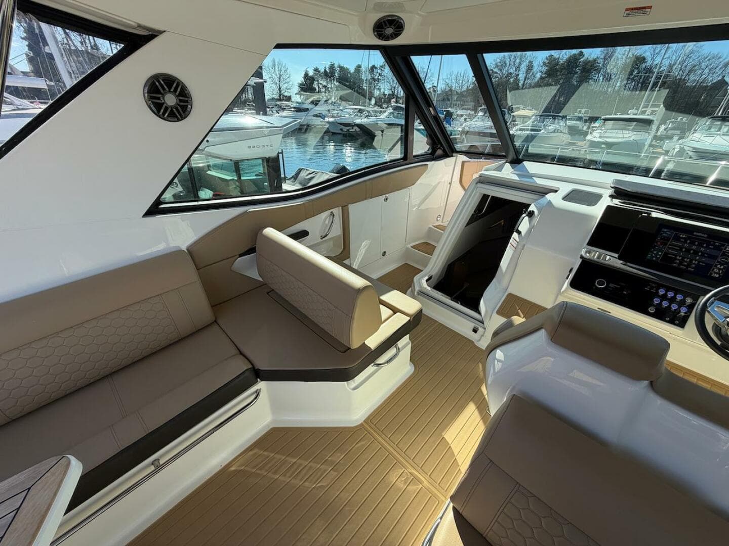 2023 Sea Ray 320 Outboard