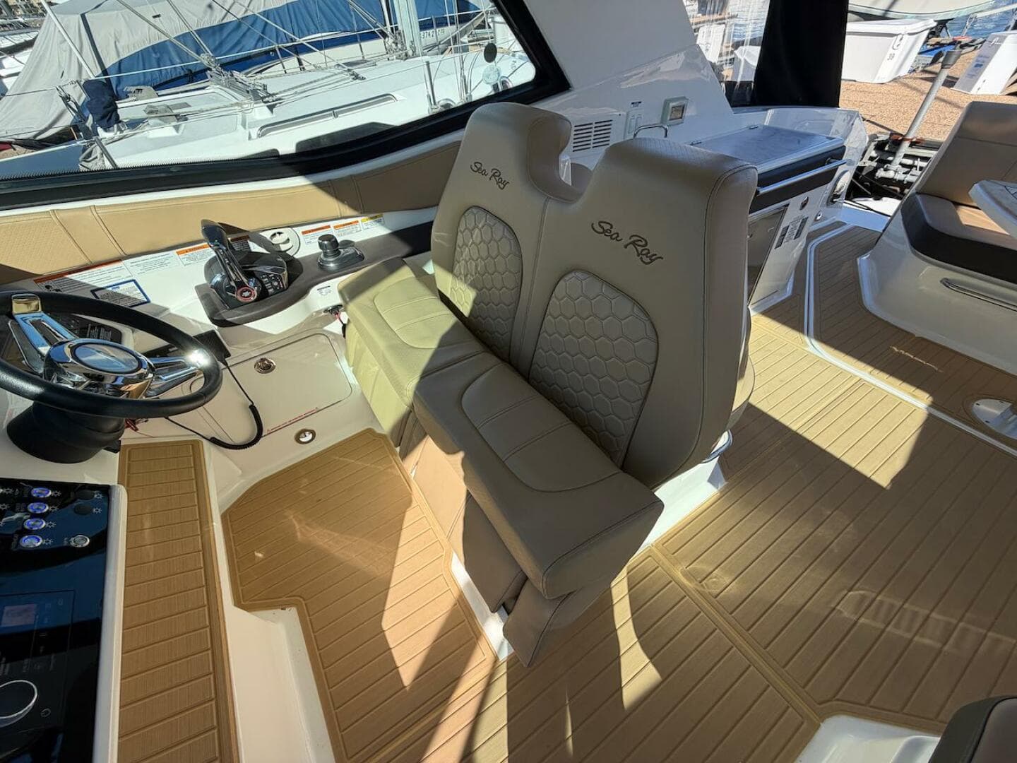2023 Sea Ray 320 Outboard