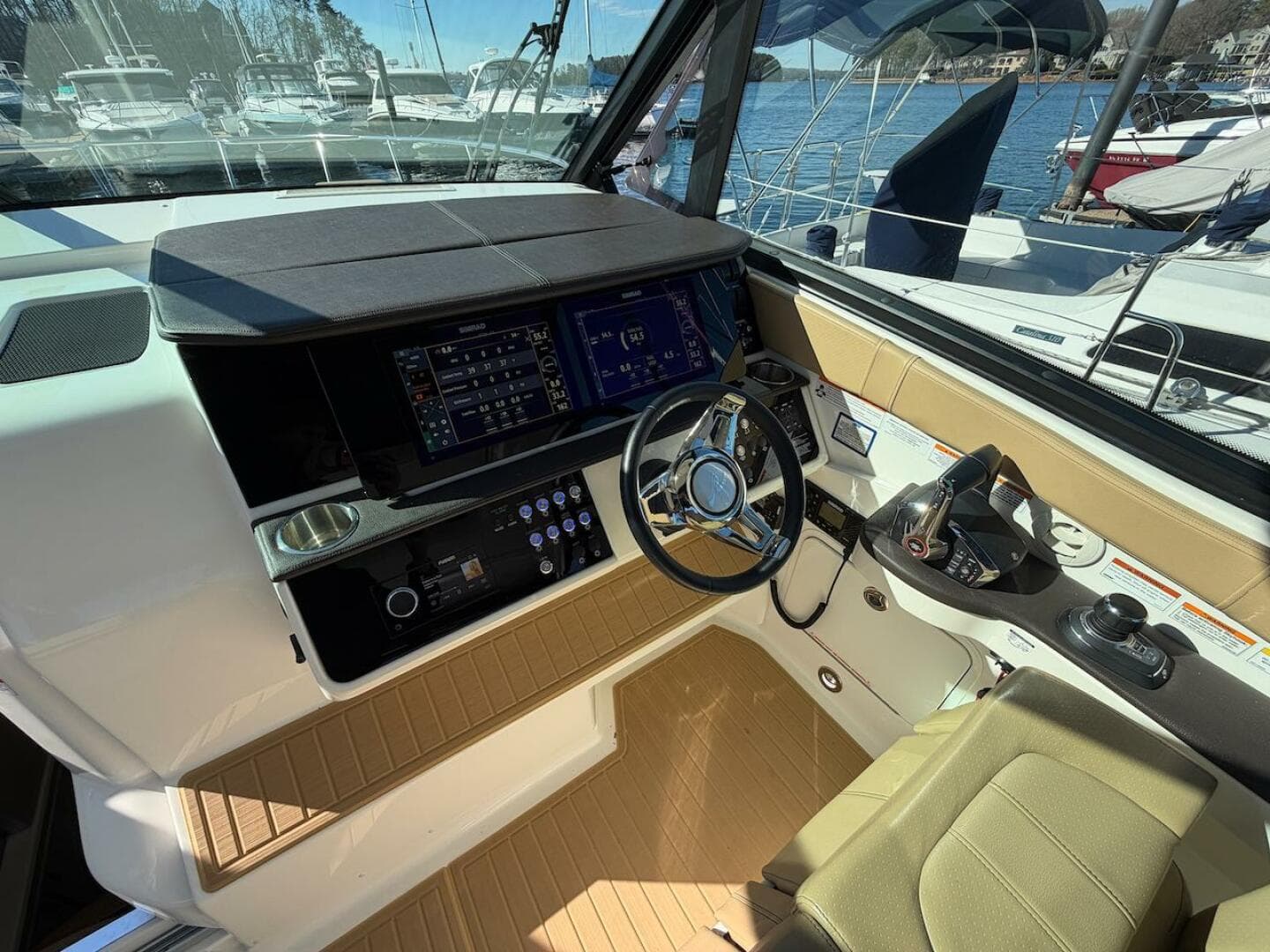 2023 Sea Ray 320 Outboard