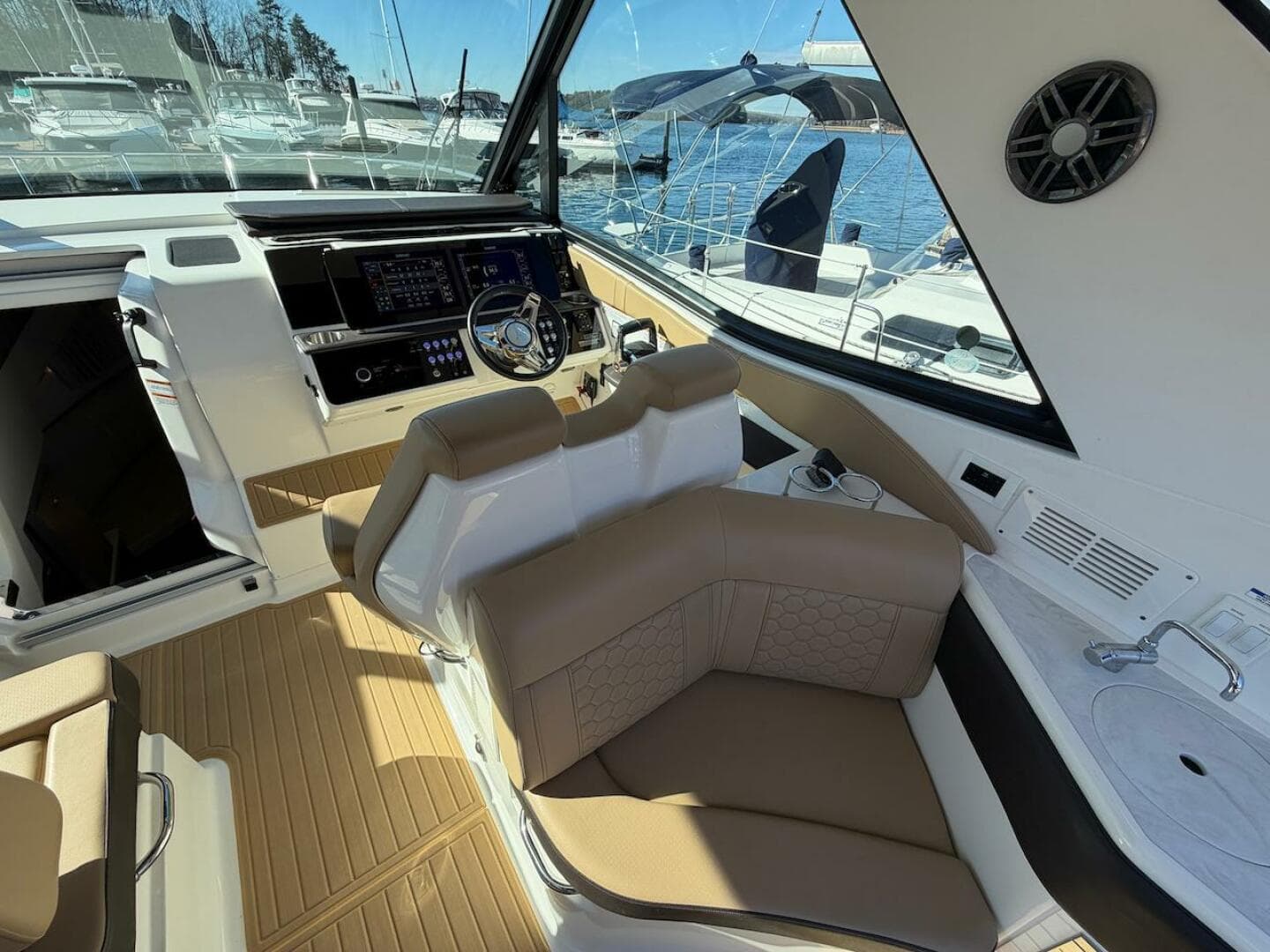 2023 Sea Ray 320 Outboard