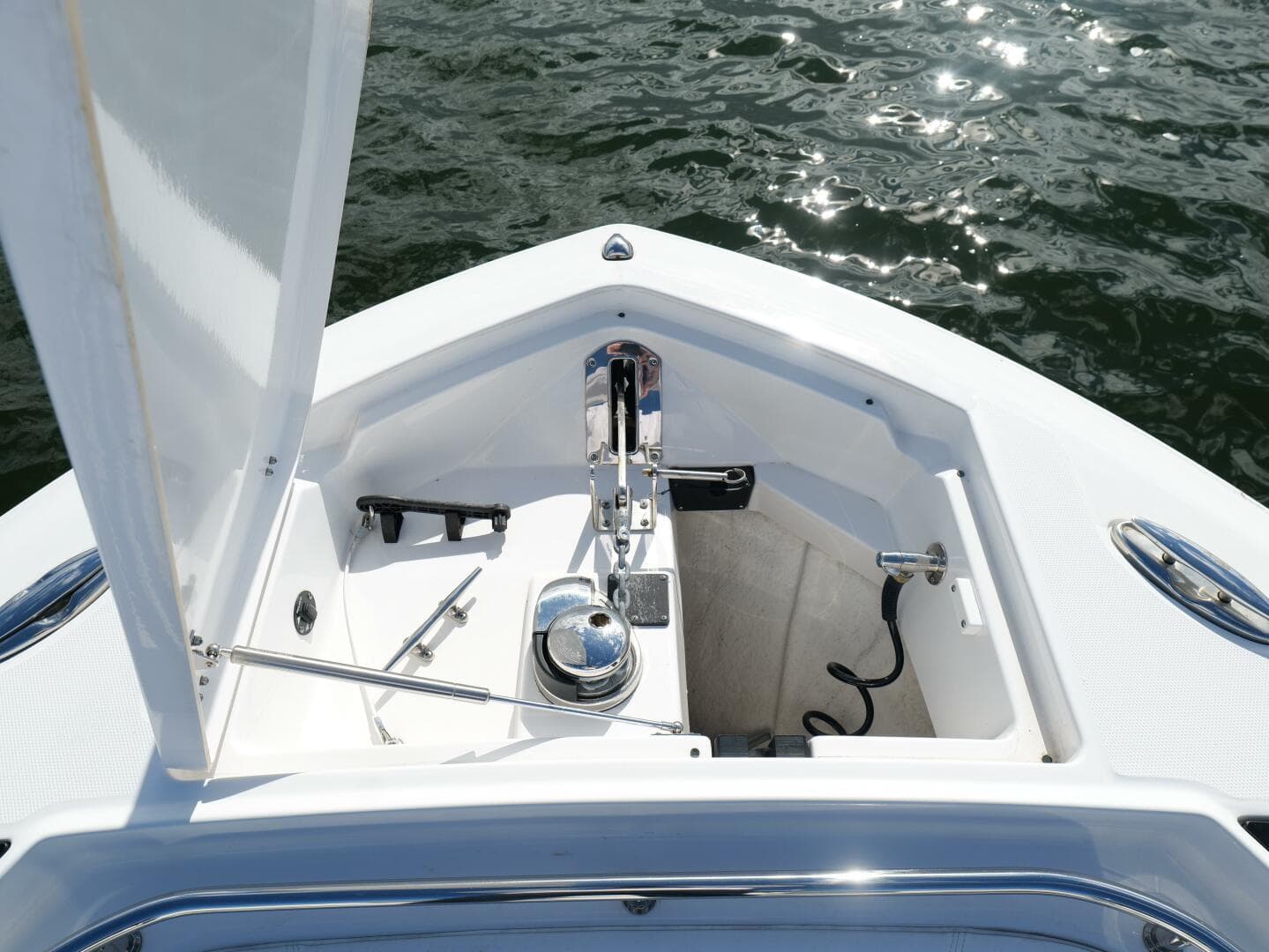 Blackfin 332 CC - Anchor Locker