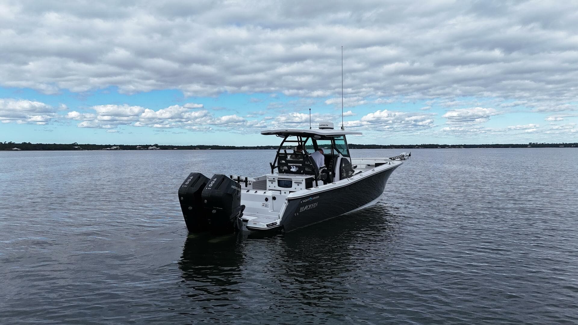 Blackfin 332 CC - Starboard Aft Profile