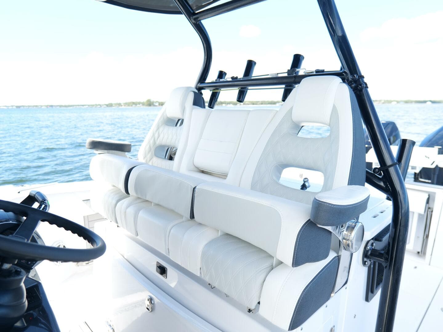 Blackfin 332 CC - Helm Station Seating