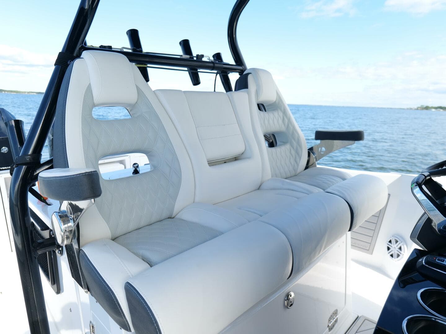 Blackfin 332 CC - Helm Station Seating
