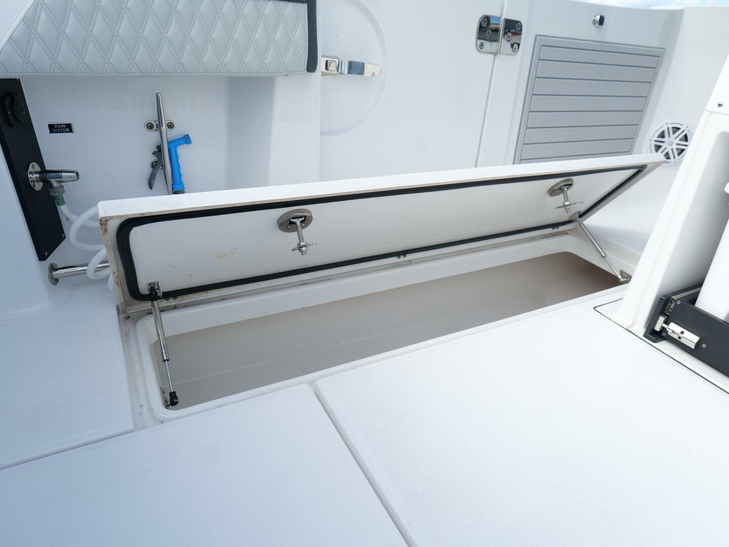 Blackfin 332 CC - Cockpit Storage