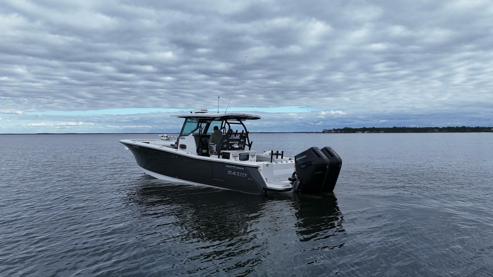 Blackfin 332 CC - Port Aft Profile