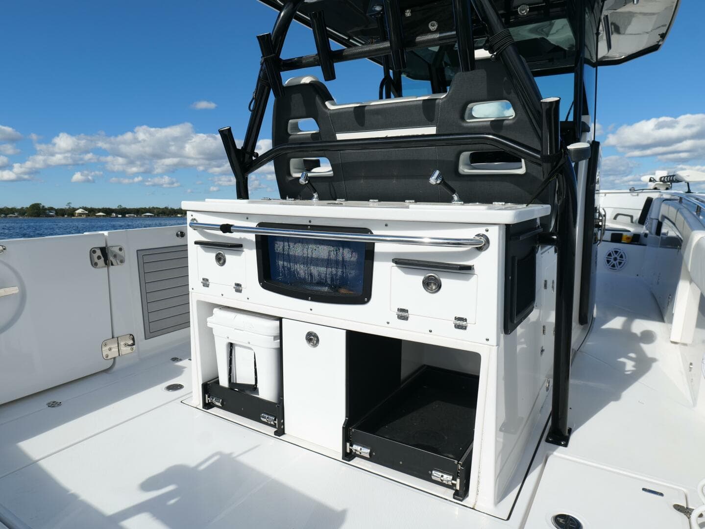 Blackfin 332 CC - Cockpit Livewell