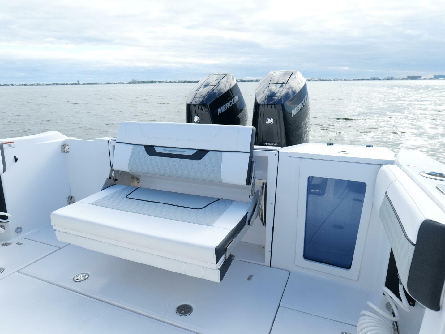 Blackfin 332 CC - Cockpit Seating