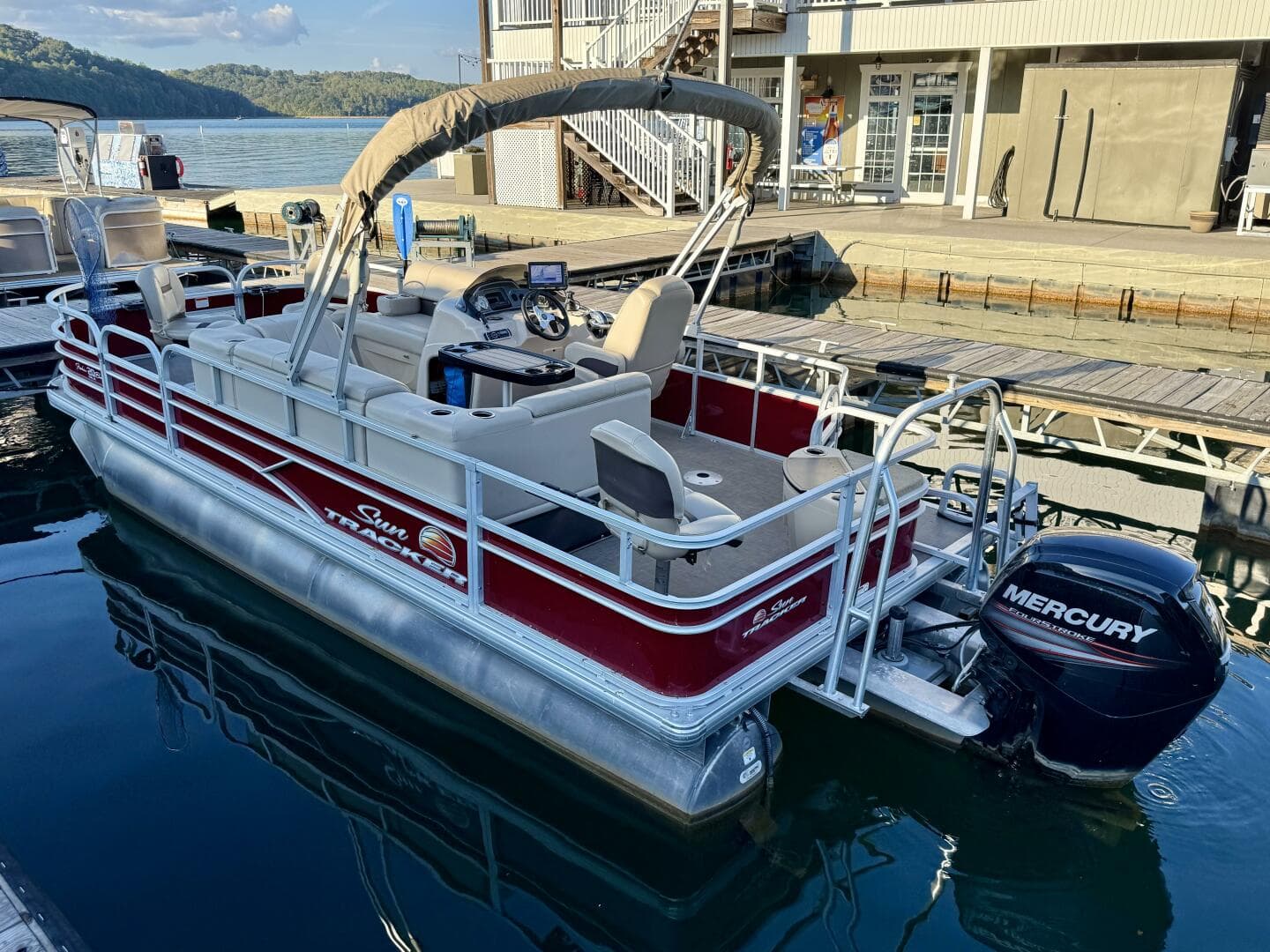 2019 Sun Tracker Fishin' Barge 20DLX