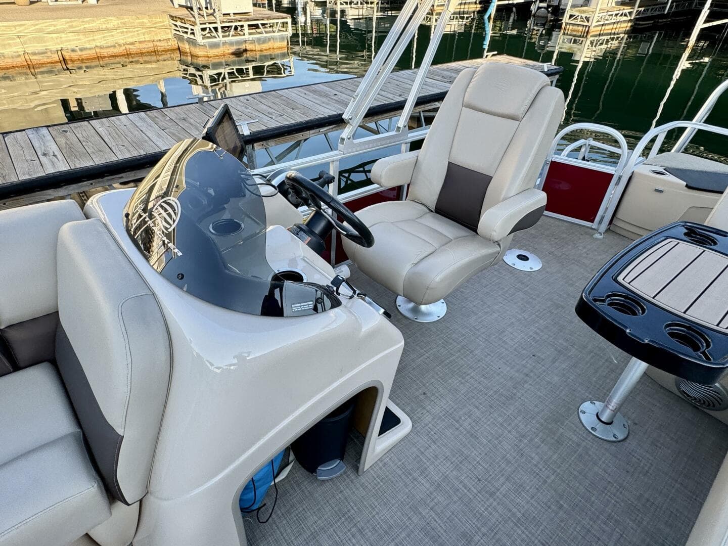 2019 Sun Tracker Fishin' Barge 20DLX