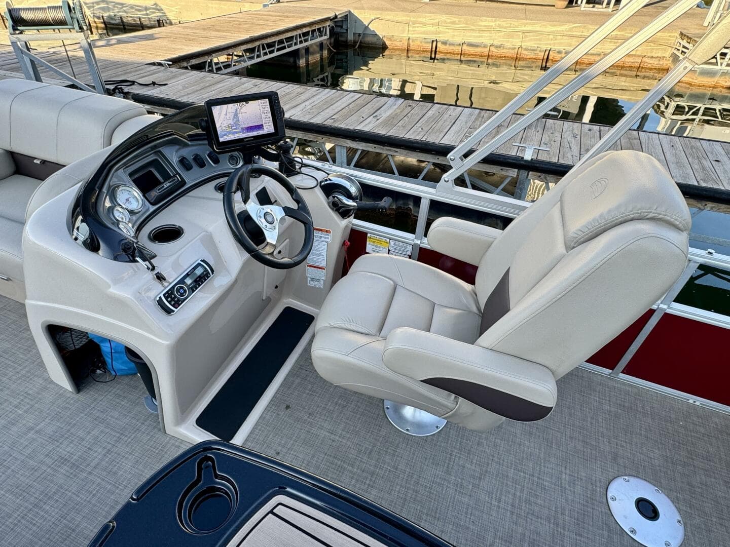 2019 Sun Tracker Fishin' Barge 20DLX