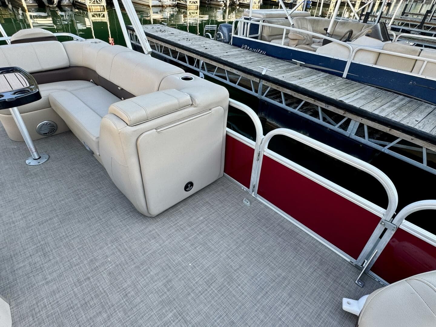 2019 Sun Tracker Fishin' Barge 20DLX