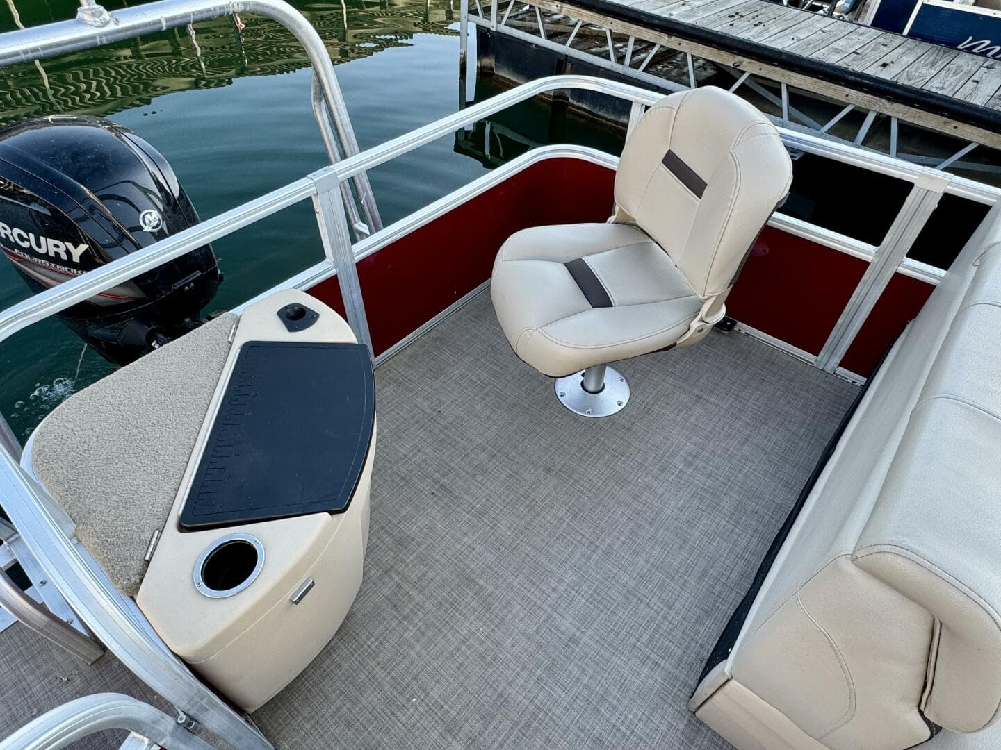 2019 Sun Tracker Fishin' Barge 20DLX