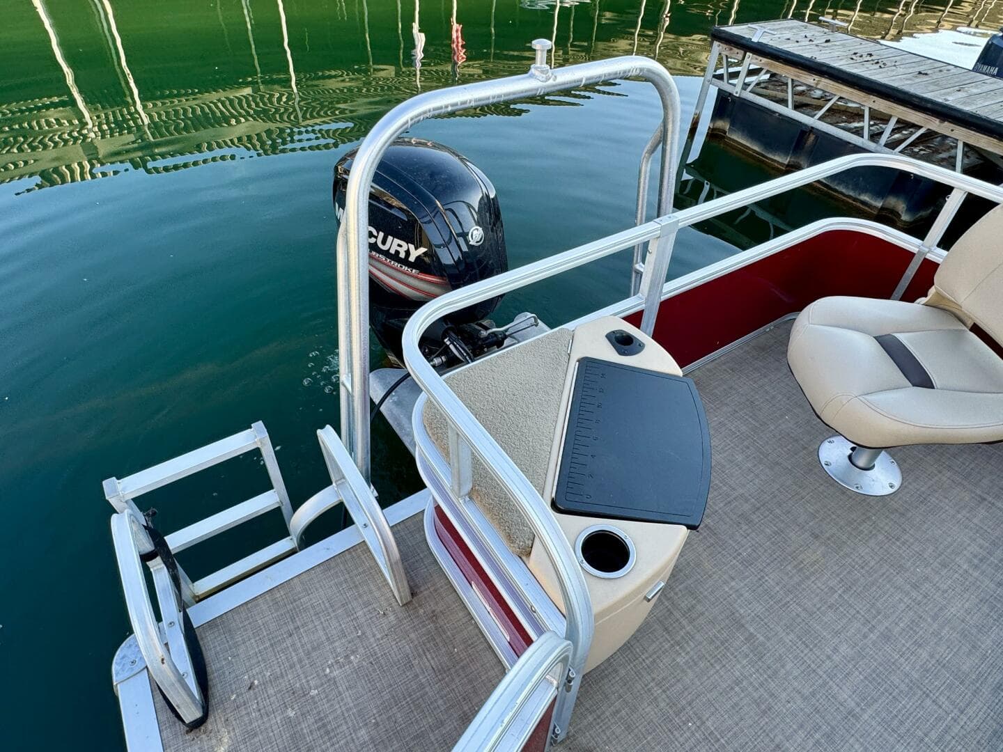 2019 Sun Tracker Fishin' Barge 20DLX