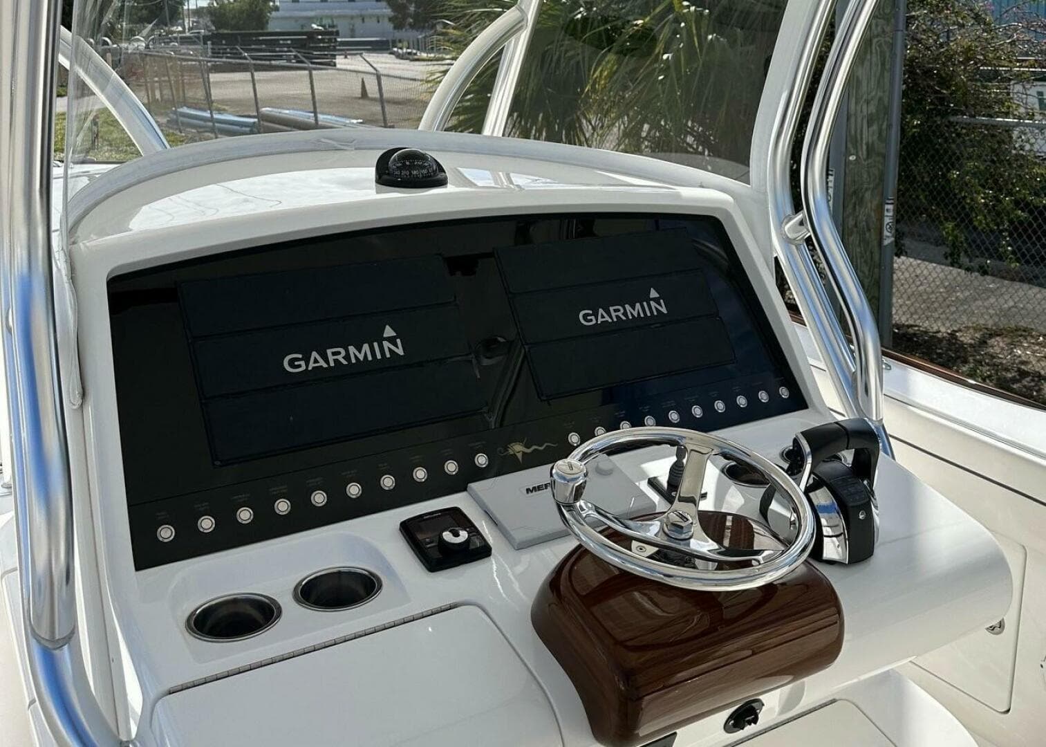 Valhalla 33 LOW KEY - Helm Station