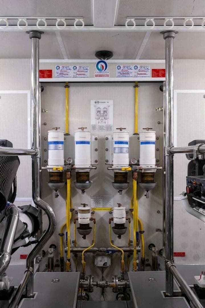 2010 Horizon Enclosed Pilothouse