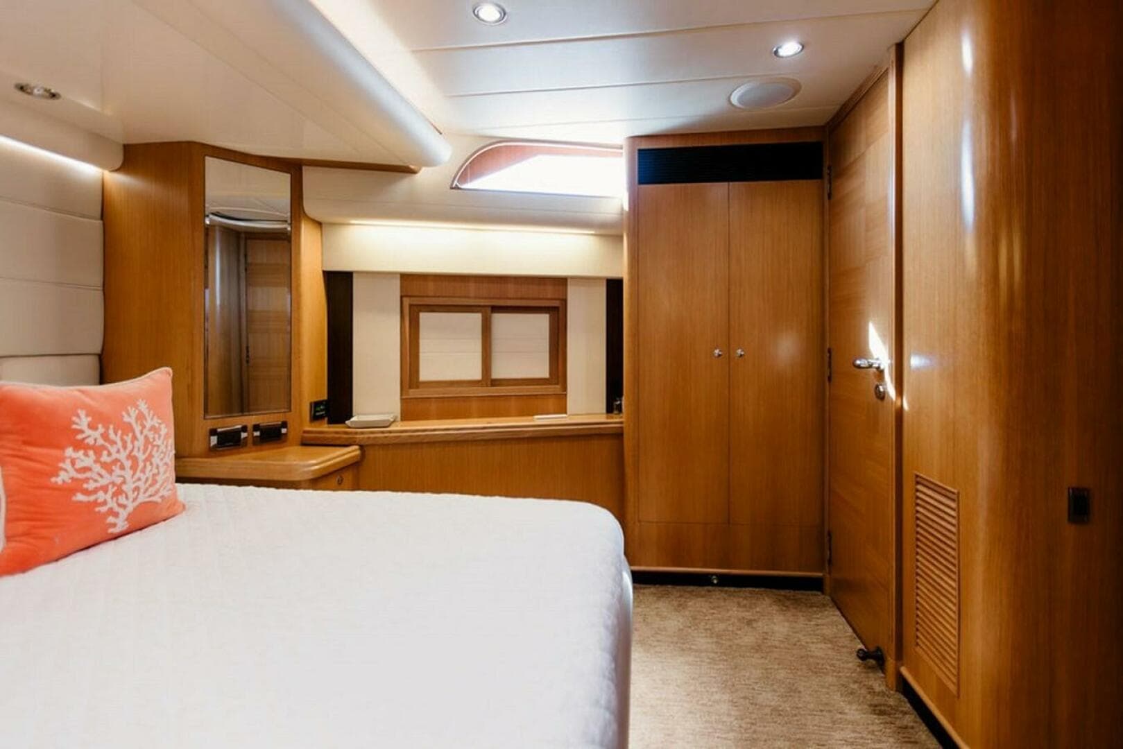 2010 Horizon Enclosed Pilothouse