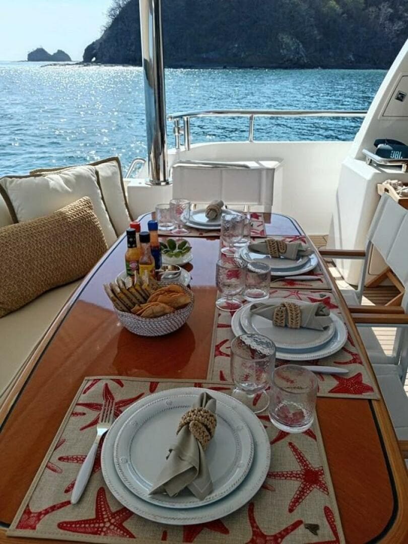 2010 Horizon Enclosed Pilothouse